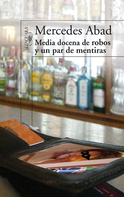 MEDIA DOCENA DE ROBOS Y UN PAR DE MENTIRAS | 9788420474762 | ABAD, MERCEDES | Llibreria La Gralla | Llibreria online de Granollers